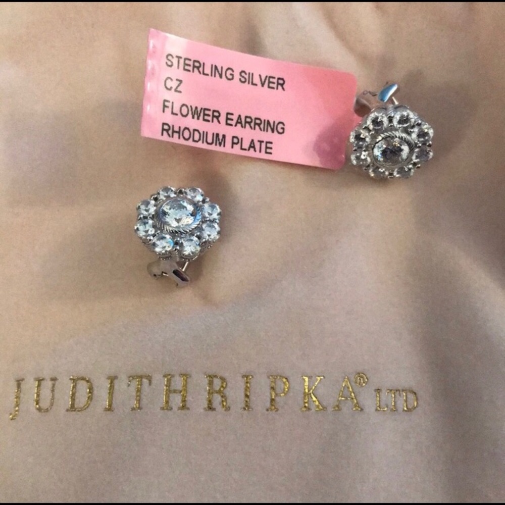 Stunning NWT w/pouch Judith Ripka earrings